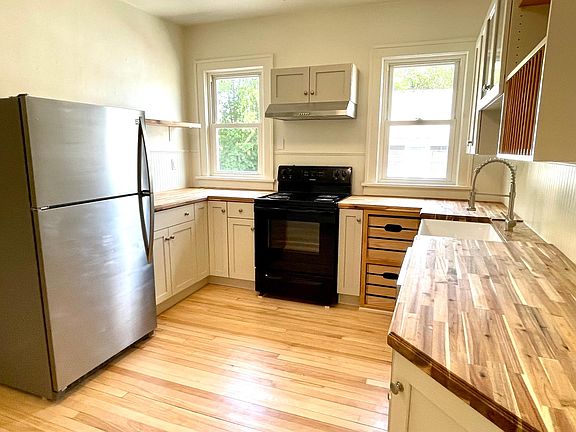 The kitchen boasts stainless steel refrigerator/freezer with a built-in ice maker, lots of light, and plenty of storage!