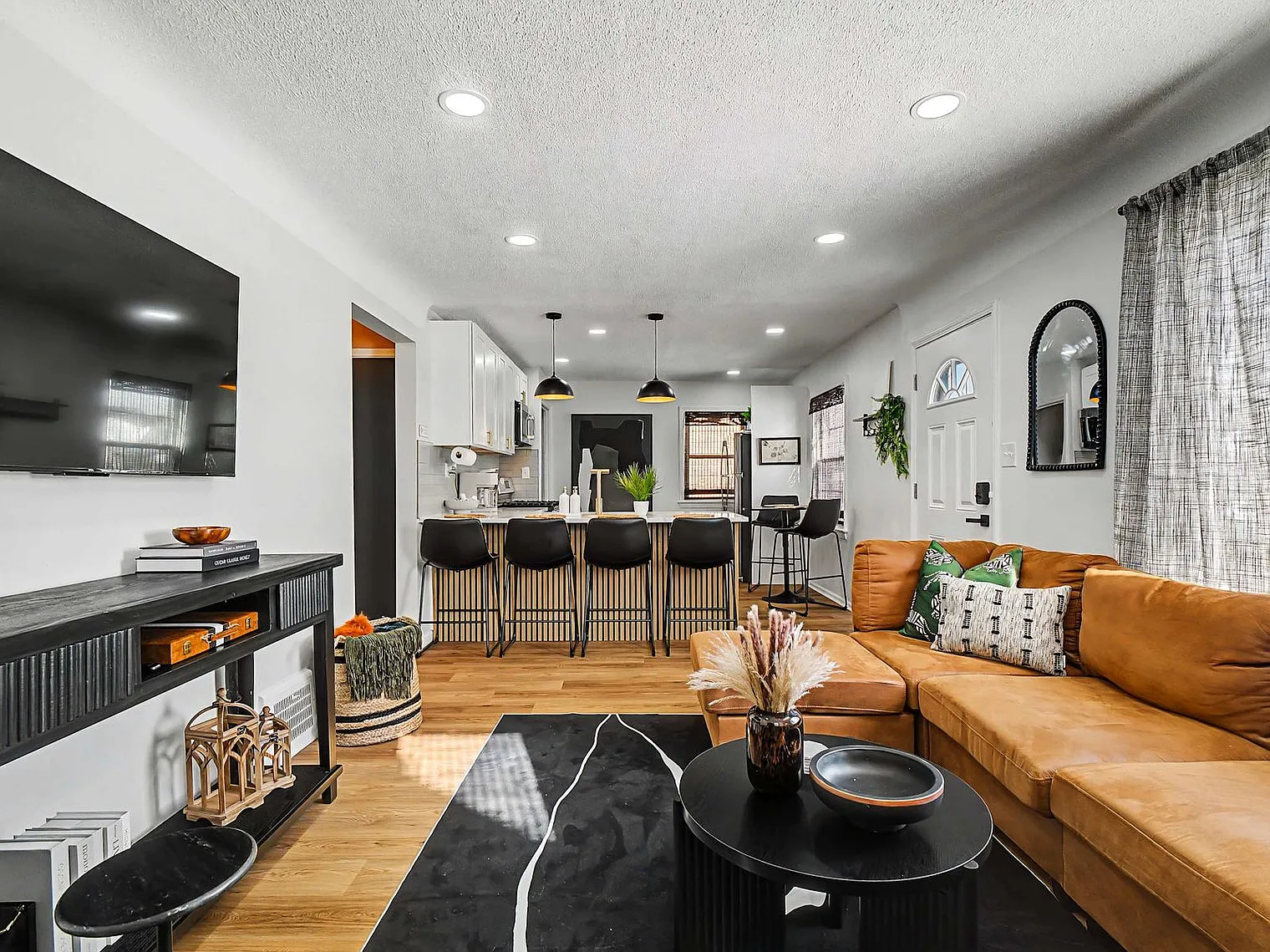 3 bed, 2.0 bath, 1076 sqft, $3,314 — Photo 4