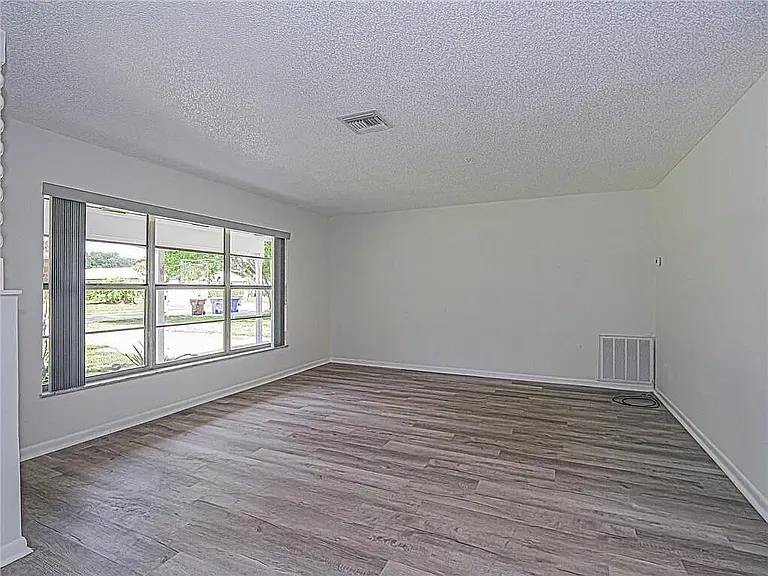 136 16th Ave — Photo 3