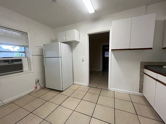4th image of 720 22nd Ave W APT 2