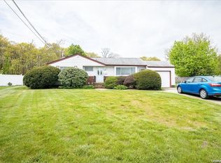 8 Yew Ct, Brentwood, NY 11717