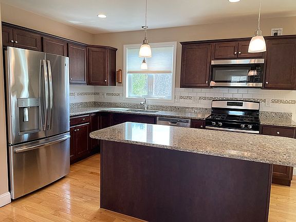 4th image of 48 West Meadow Ct.