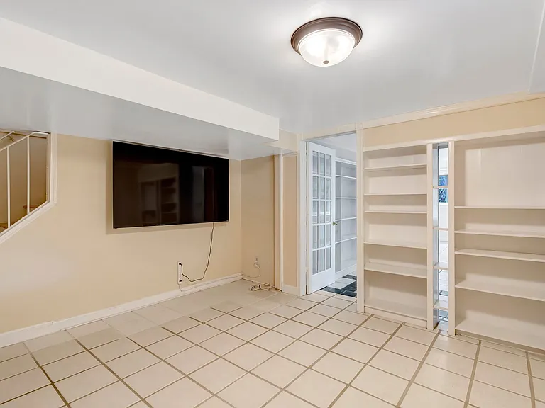 7030 Donna Cir — Photo 17