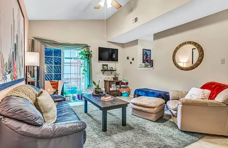 2100 Windsor Dr #22 — Photo 5