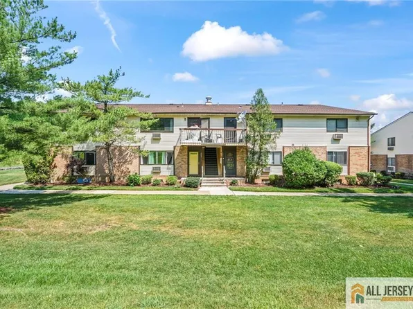 903 Cricket Ln, Woodbridge, NJ 07095