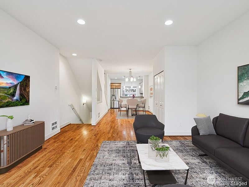5th image of 2814 E Spring Street