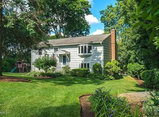 27 Juniper Ln, Riverside, CT 06878