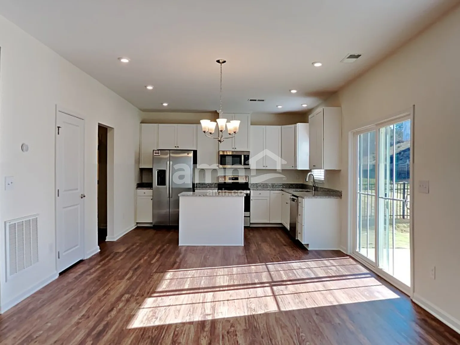 4 bed, 2.5 bath, 2539 sqft, $2,520 — Photo 4