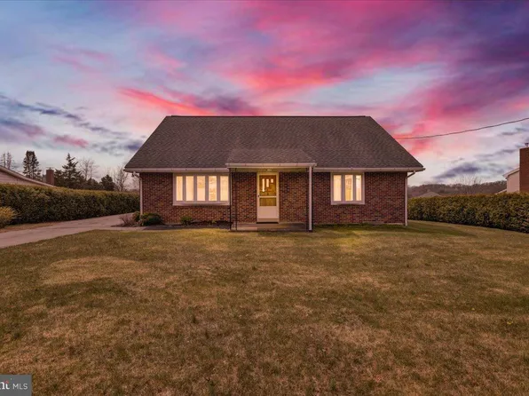 1562 Fairview Dr, Leesport, PA 19533