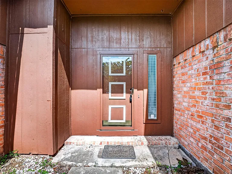 711 Leicester Ln — Photo 8