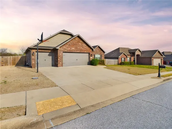 905 Dollar St, Cave Springs, AR 72718