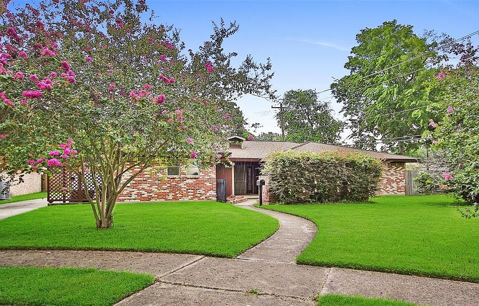 Welcome to 7802 Braes Meadow at the end of the Cul-de-sac.