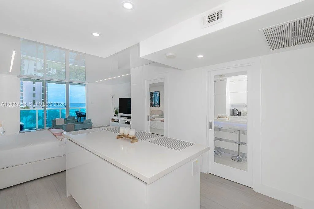 Roney Palace Condo — Photo 2
