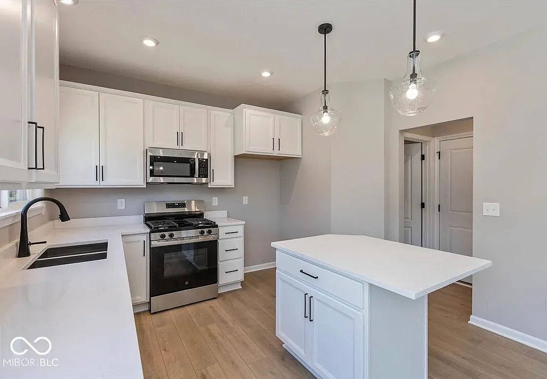 4 bed, 1988 sqft, $2,600 — Photo 2