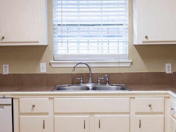 4th image of 2616 NW 22nd St #110