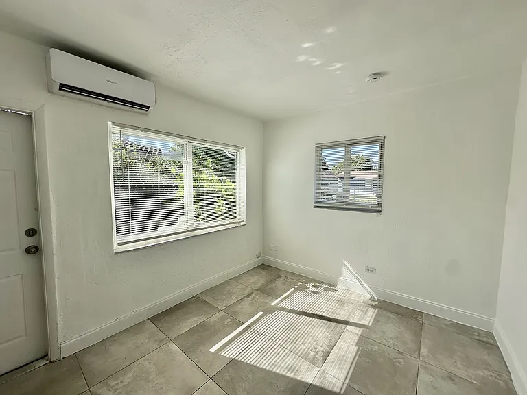 916 NW 3rd Ave — Photo 11