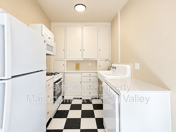 5th image of 222 N 3rd St APT 4