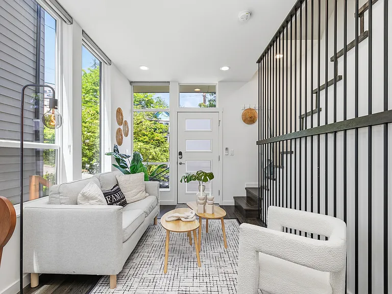 2327 E Denny Way — Photo 6
