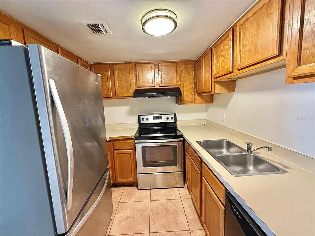 1 bed, 1.5 bath, 765 sqft, $1,100 — Photo 3