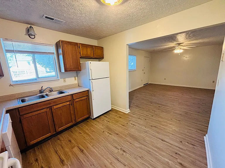 3 Bedroom, 2 Bath Apartment — Photo 8
