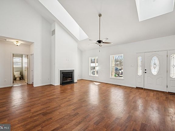 4th image of 211 S Washington St