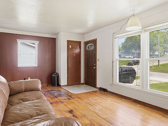 2nd image of 1601 Kenyon Ave