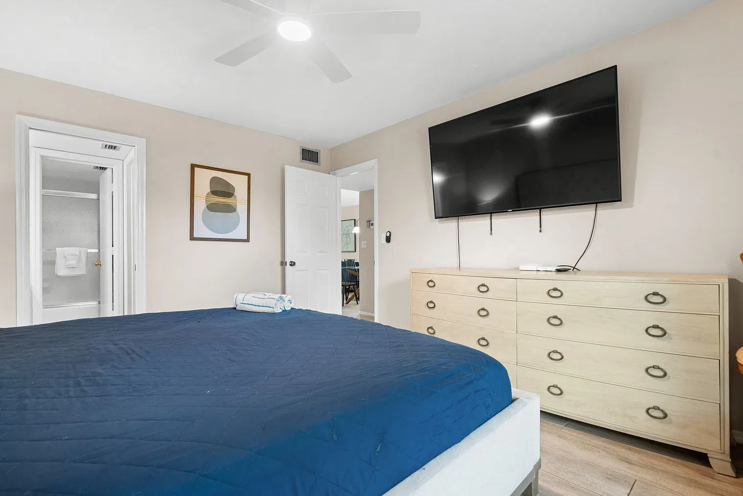 2 bed, 2.0 bath, 9117 sqft, $4,027 — Photo 3