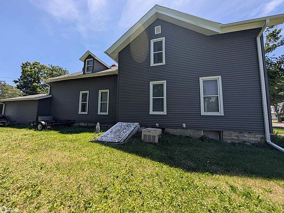 4th image of 904 East St