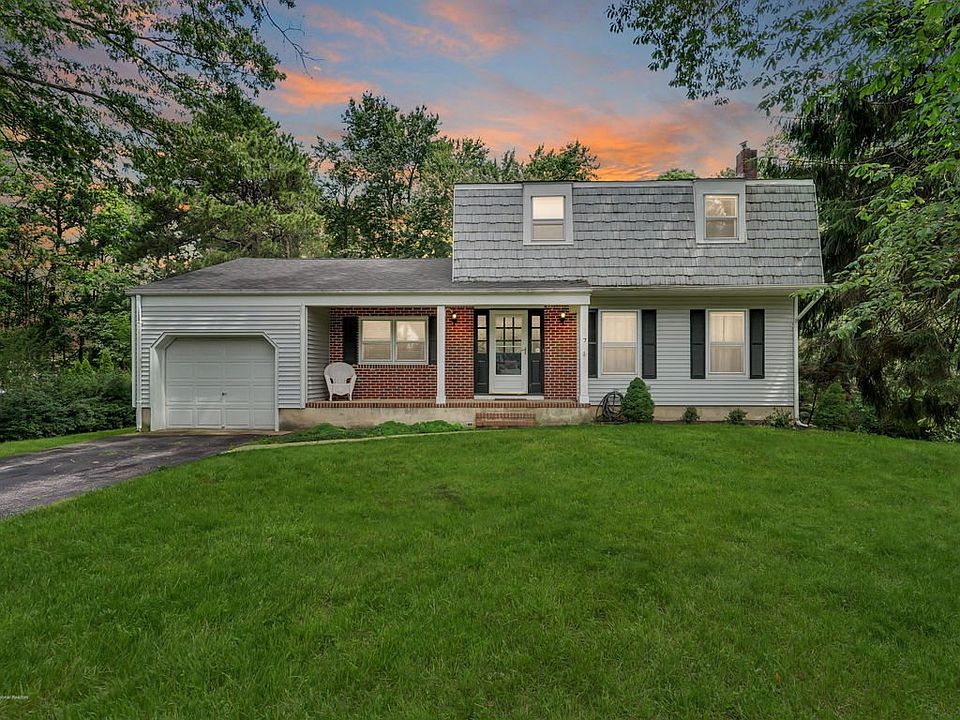 1st image of 7 Huntington Ct