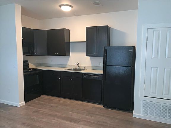 4th image of 1902 Bennett Ave #12