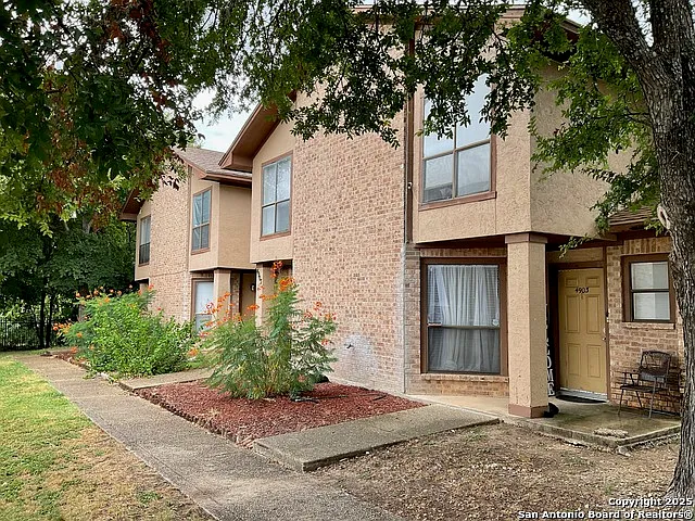 2 bed, 1.5 bath, 5212 sqft, $1,300 — Photo 2