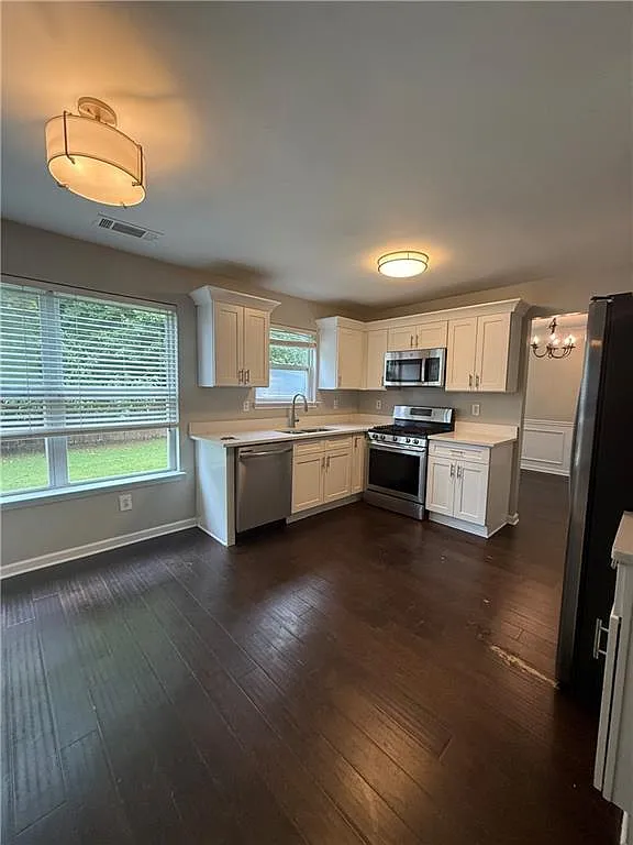 4 bed, 2.5 bath, 2494 sqft, $3,000 — Photo 2