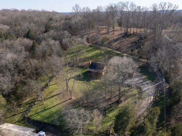 655 Cummings Ln, Cottontown, TN 37048