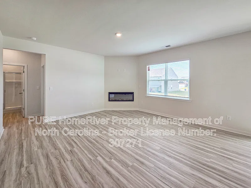 5 bed, 3.0 bath, 2511 sqft, $2,385 — Photo 2