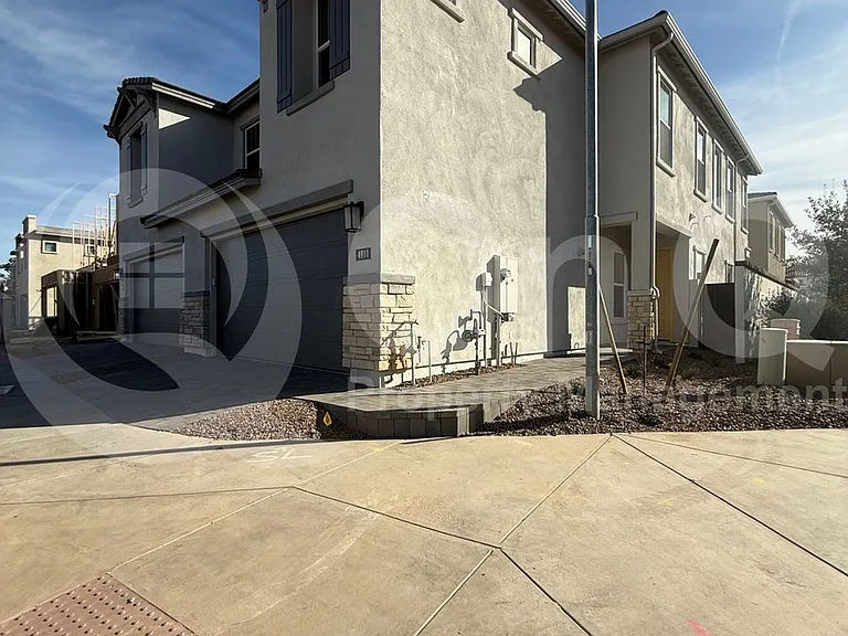 4911 E Village Dr — Photo 3