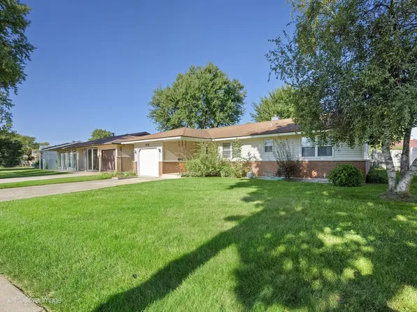 6 Ridgewood Rd, Elk Grove Village, IL 60007