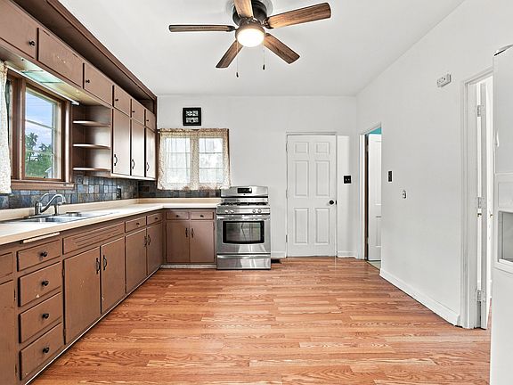 2nd image of 706 Campbell St