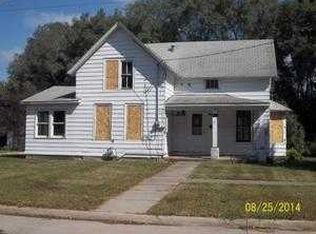 614 8th St SW, Independence, IA 50644