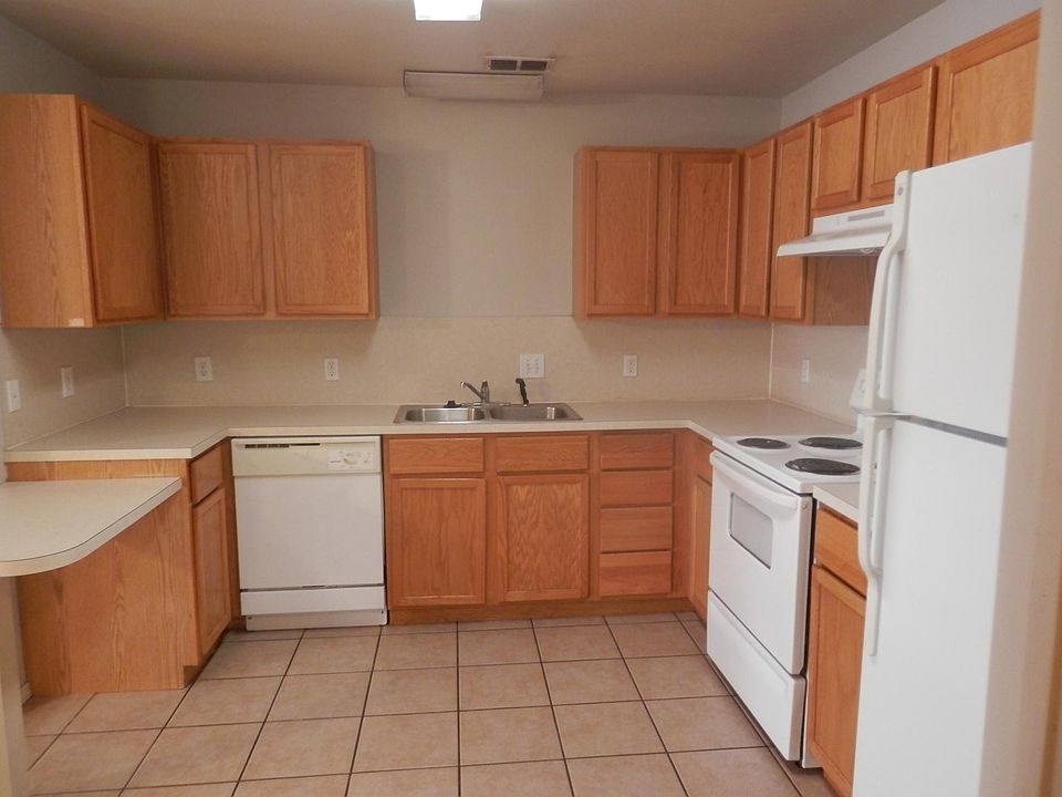 Spacious Kitchen with breakfast area