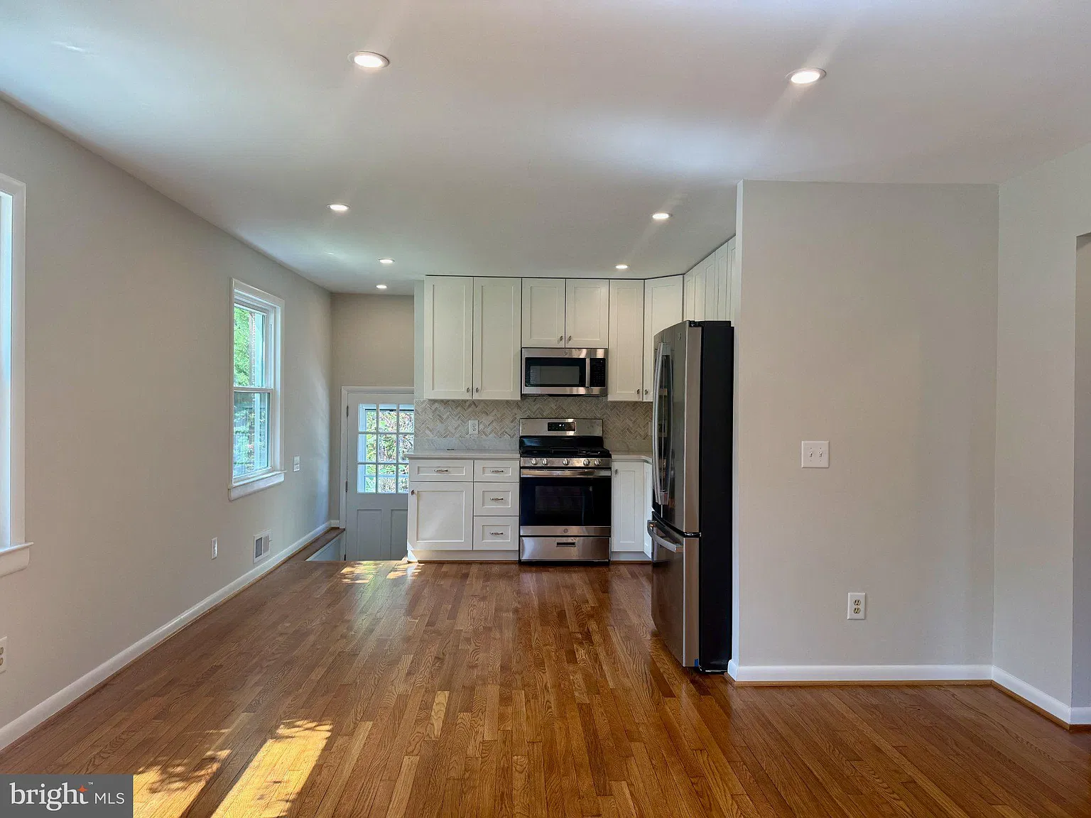 3 bed, 2.0 bath, 1938 sqft, $2,950 — Photo 3