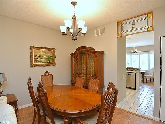 5th image of 157 Silverbirch Blvd