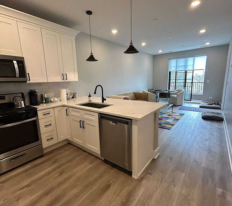 1st image of 3118 N Greenview Ave #402