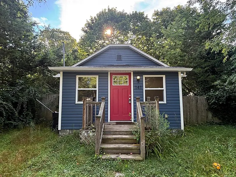 141 Huguenot Dr — Photo 1