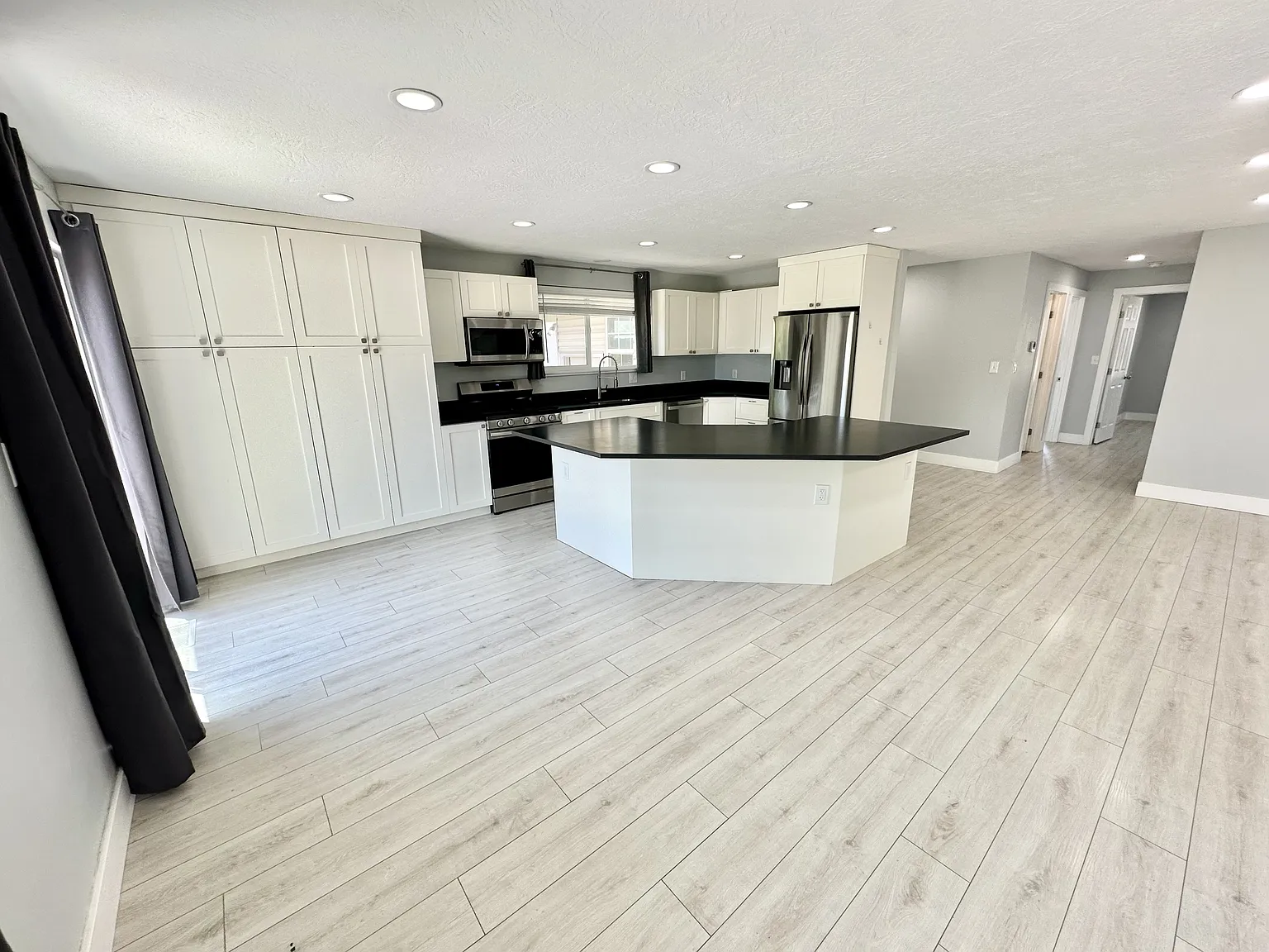 Provo White Home - Unit 1 — Photo 2