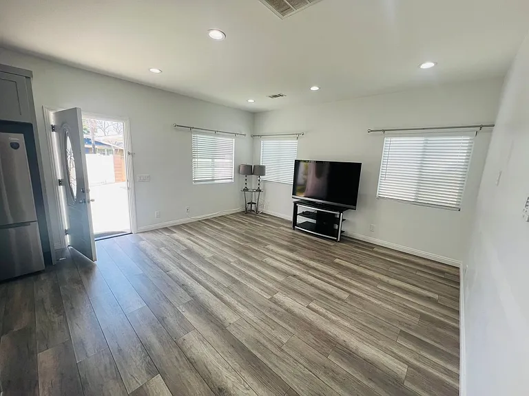 1830 W Bernardy Pl #B — Photo 5
