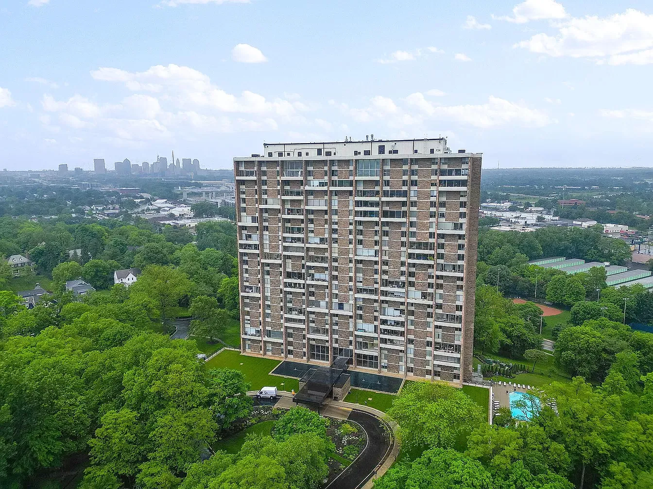 1000 Urlin Ave APT 1806 photo 1