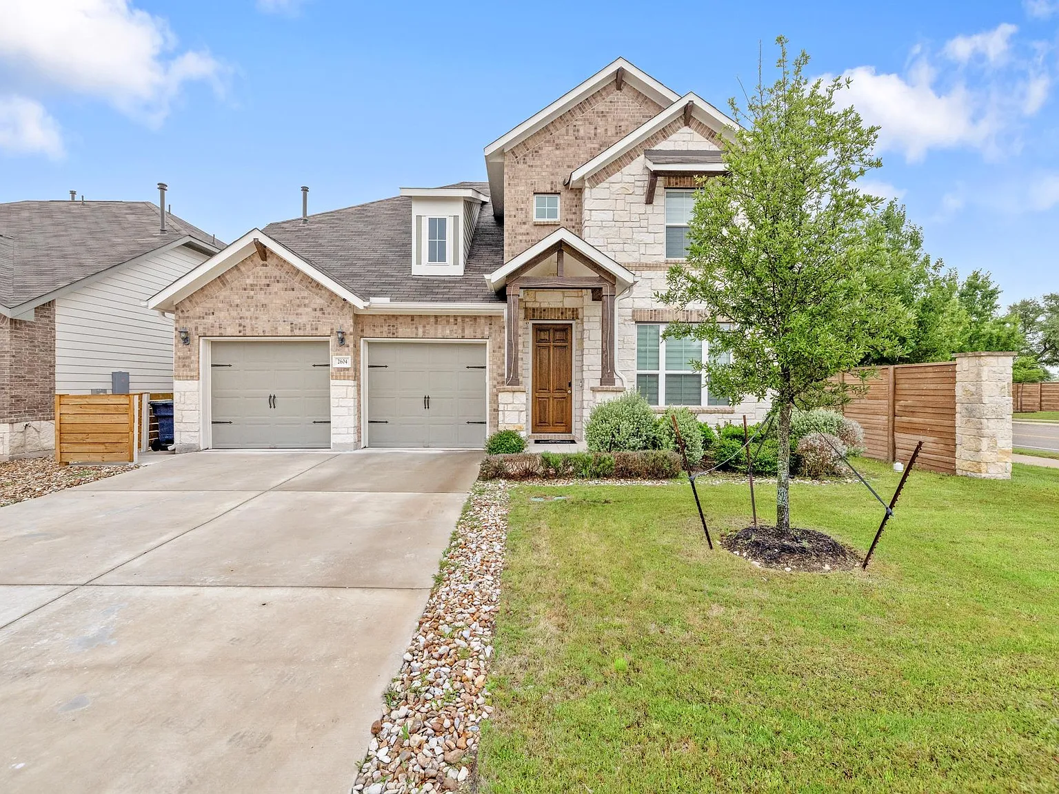 5 bed, 4.0 bath, 2885 sqft, $3,000 — Photo 2
