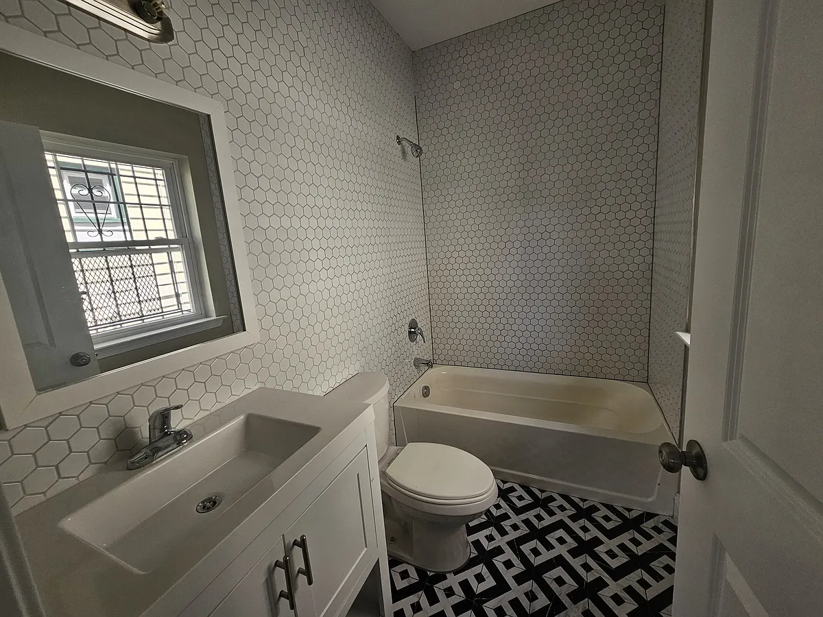 Building Photo - 306 S 11th St #1