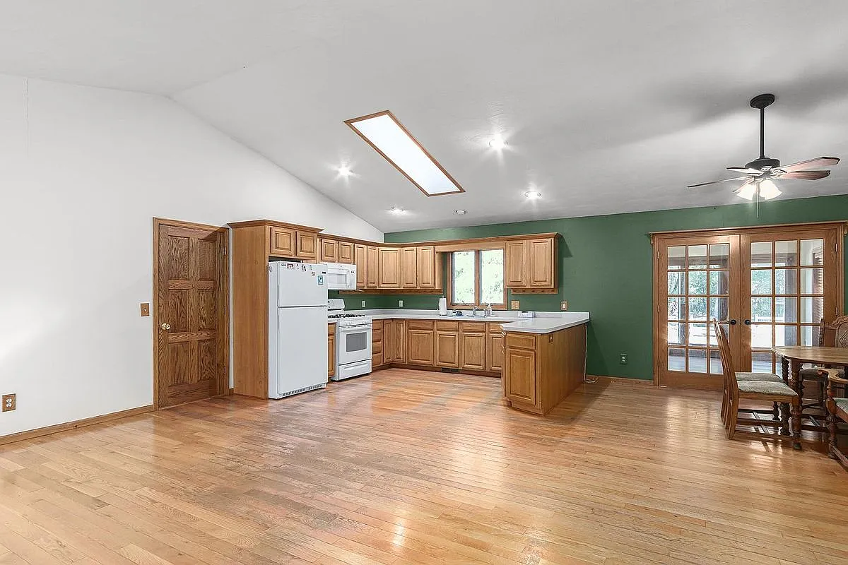 3 bed, 2.5 bath, 2300 sqft, $2,088 — Photo 4