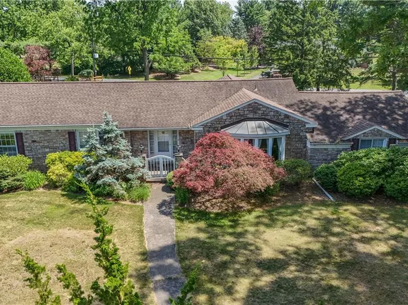 1901 Saucon Ln, Bethlehem, PA 18015